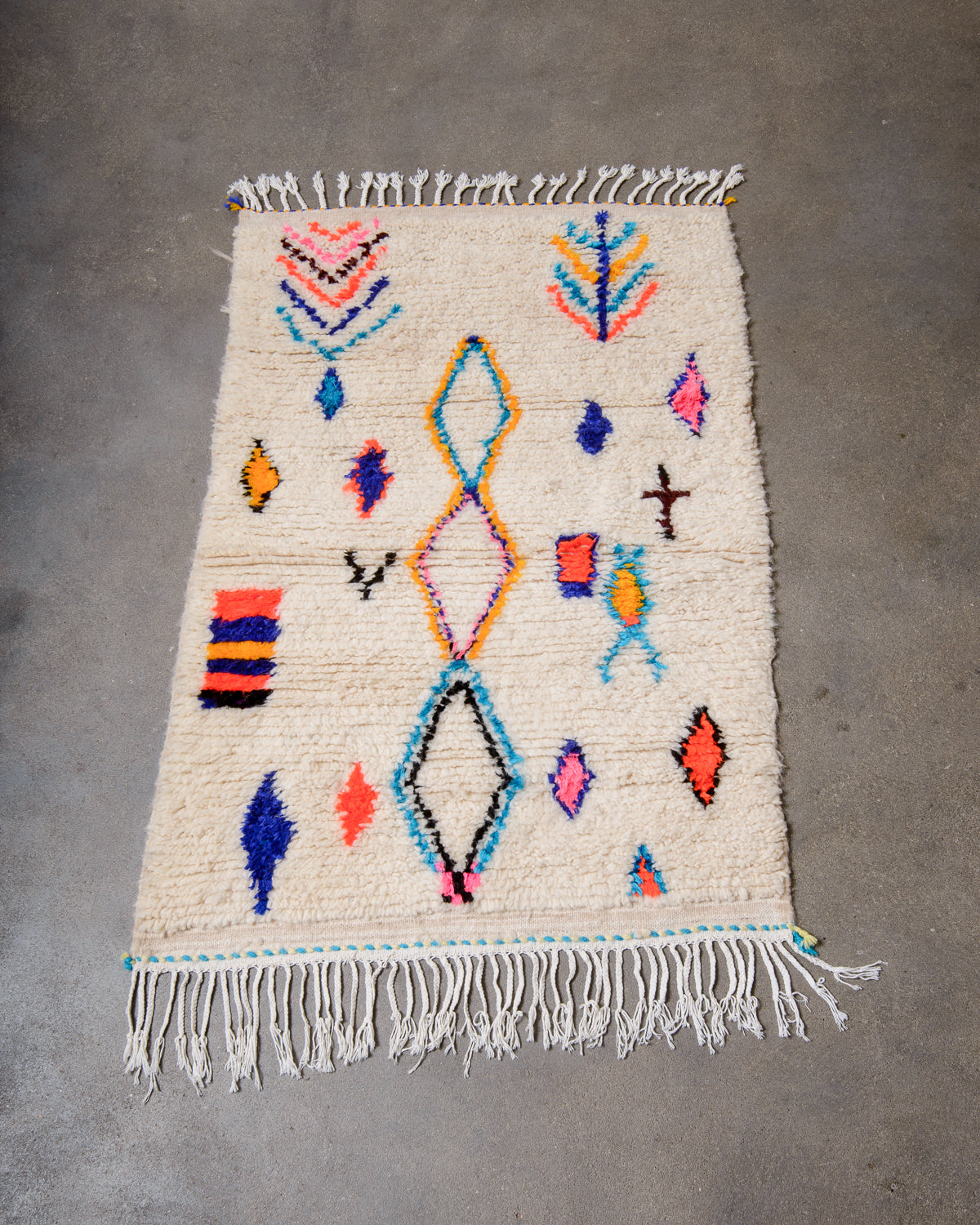 Modern designer handcrafted Berber rug from Morocco. Azilal rug with beautiful colours and patterns. Made of sheep’s wool and cotton.